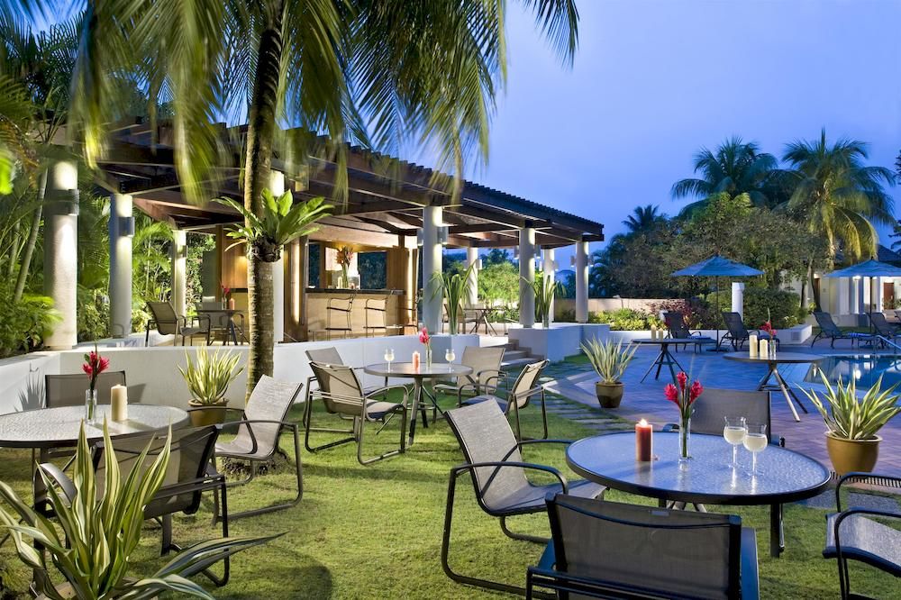 シェラトン・タワーズ・シンガポール Sheraton Towers Singaporeのプールバー