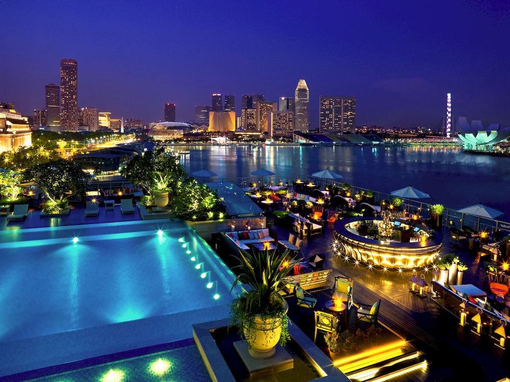 ザ・フラートン・ベイ・シンガポール The Fullerton Bay Hotel Singaporeのプールバー:ランタン全体