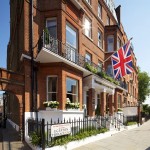 美しく鮮やかな色彩の絵画が装飾されている客室を持つ「ジ・イーガートン・ハウス・ホテル」