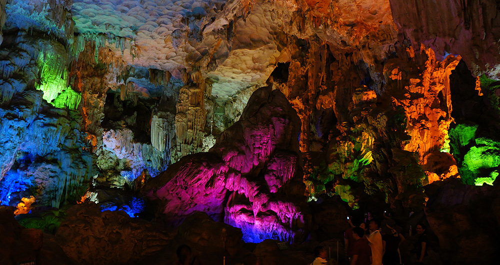 ハロン湾ティエンクン鍾乳洞