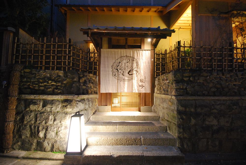 石塀小路 龍吟の入り口