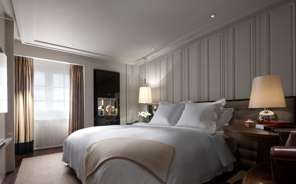 ローズウッド・ロンドンのガーデンハウス・スイートの寝室