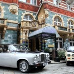 独創的な映画や車の世界が広がる客室に満たされた「51・バッキンガムゲート・タージスイーツ・アンド・レジデンシズ」