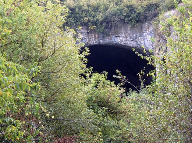 デヴェタシュカ洞窟の入り口