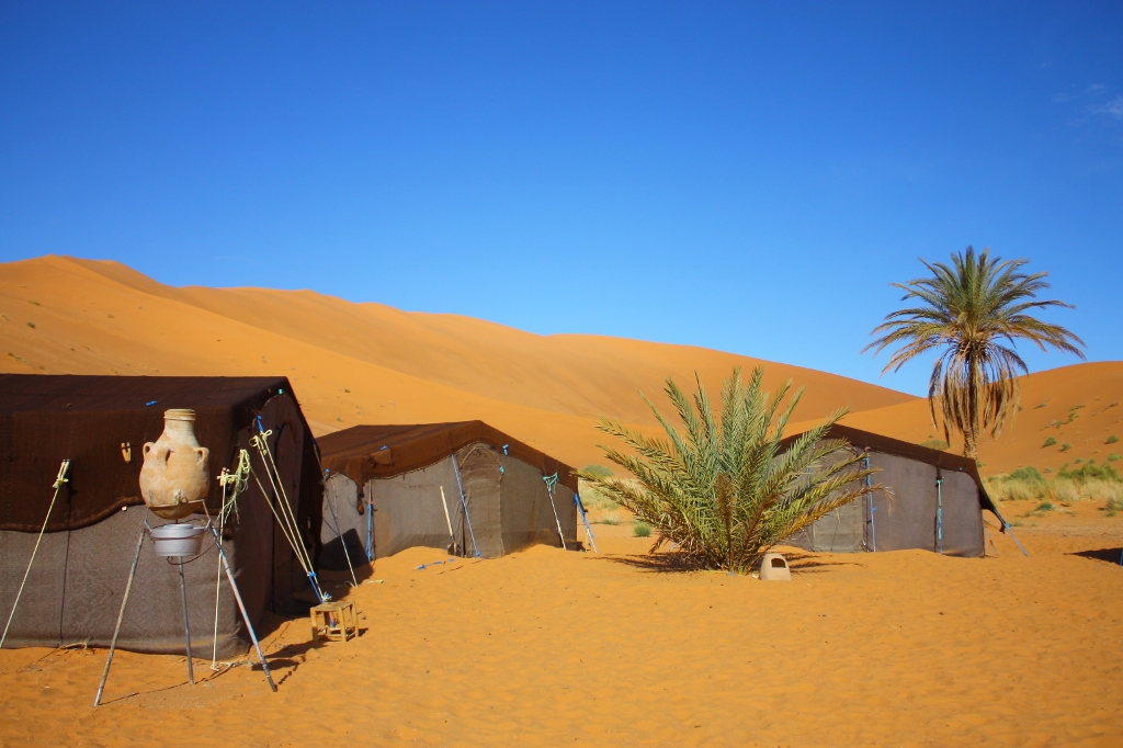 サハラ砂漠の中のテントの画像です。