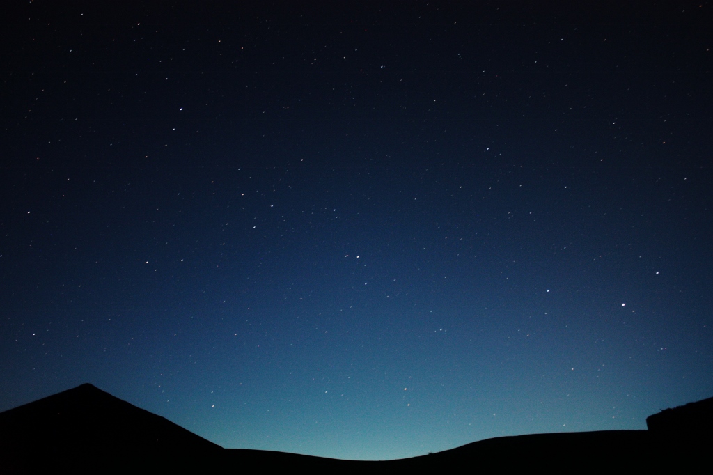 サハラ砂漠で見る満天の星空の画像です。