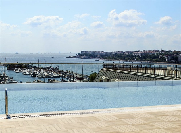 ウィンダム・グランド・イスタンブール・カラムシュ・マリーナ・ホテルのプール