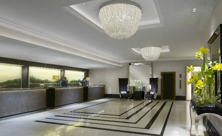 インターコンチネンタル・ロンドン・パークレーンのフロント