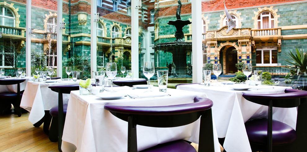 51・バッキンガムゲート・タージスイーツ・アンド・レジデンシズの屋外レストラン