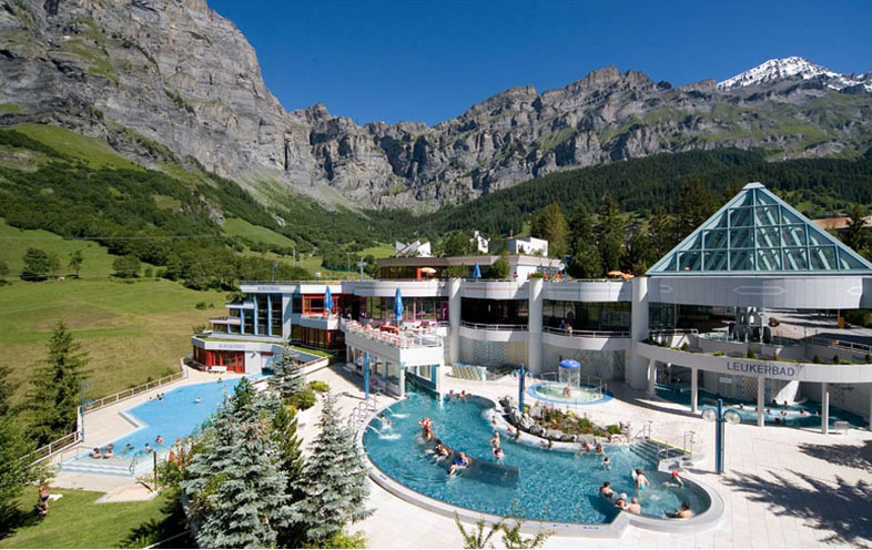 ロイカーバートの夏の温泉施設