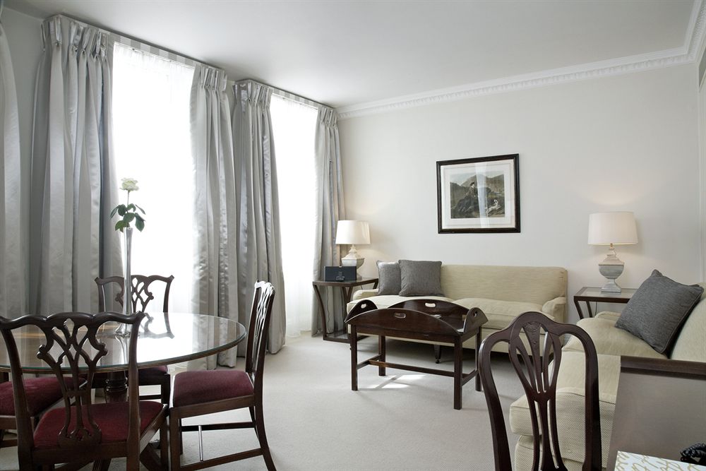 デュークス・ホテルの客室リビングルーム