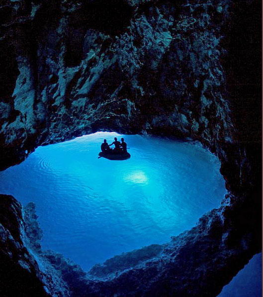 クロアチアの青の洞窟の景気