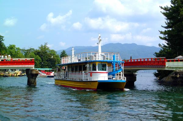 回旋橋 船通過中