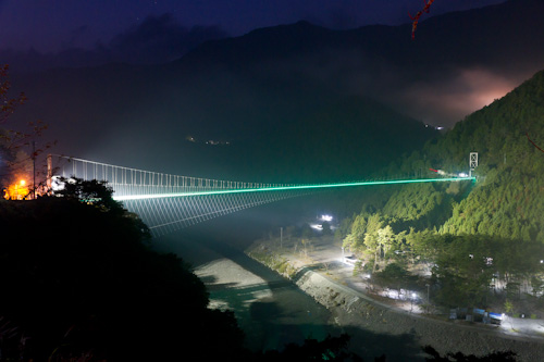 ライトアップされた谷瀬のつり橋
