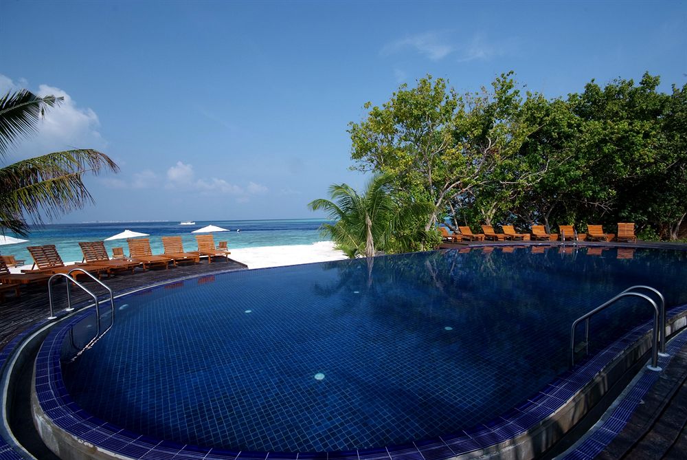 アダーラン・プレステージ・ヴァドゥの屋外プール