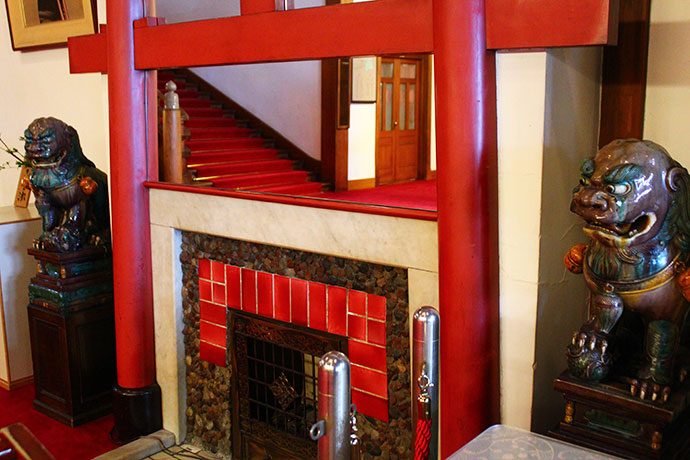 奈良ホテルの鳥居付きマントルピース