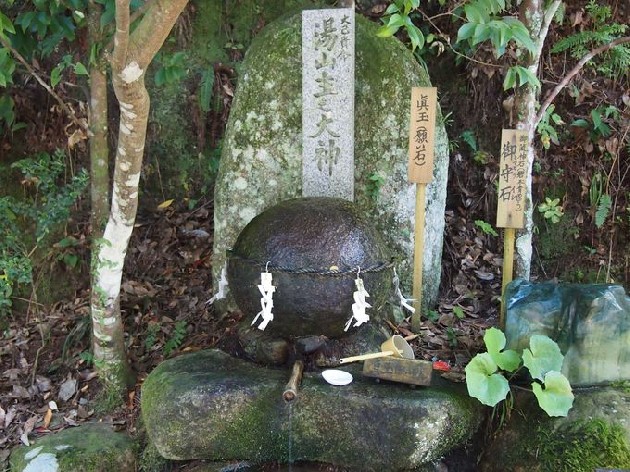 玉作湯神社の願い石