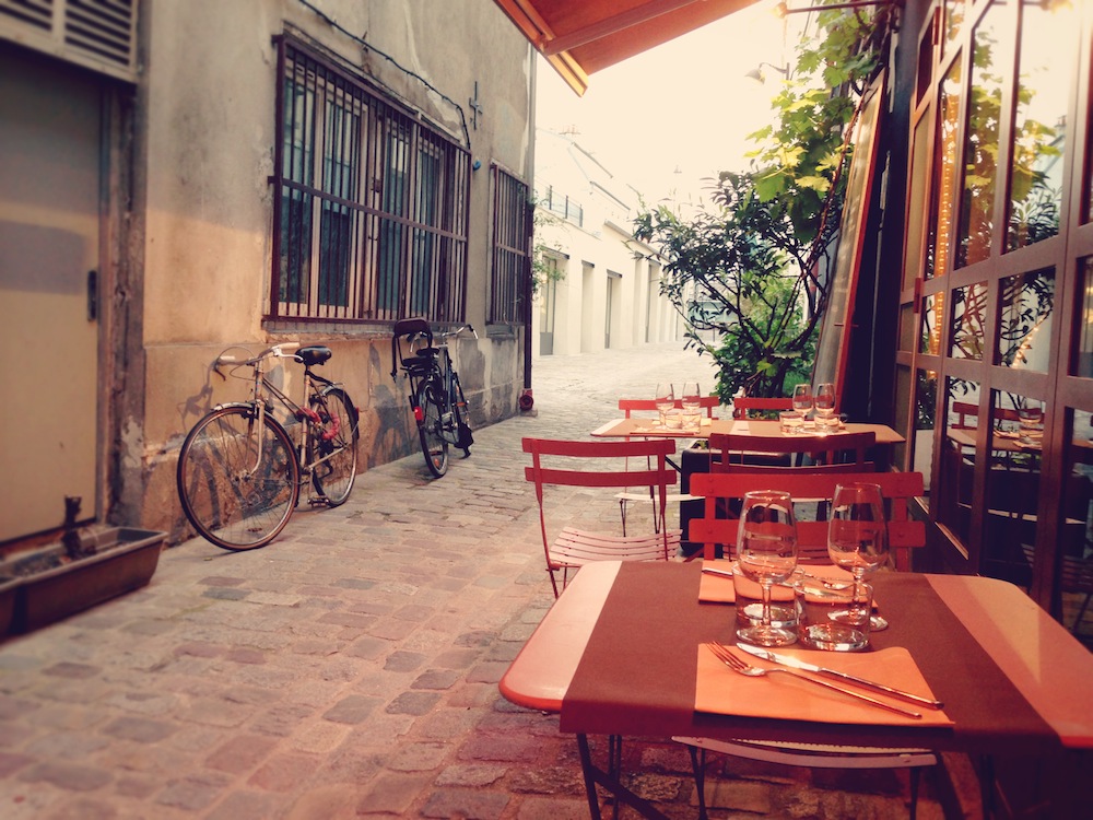 パリの路地裏カフェ