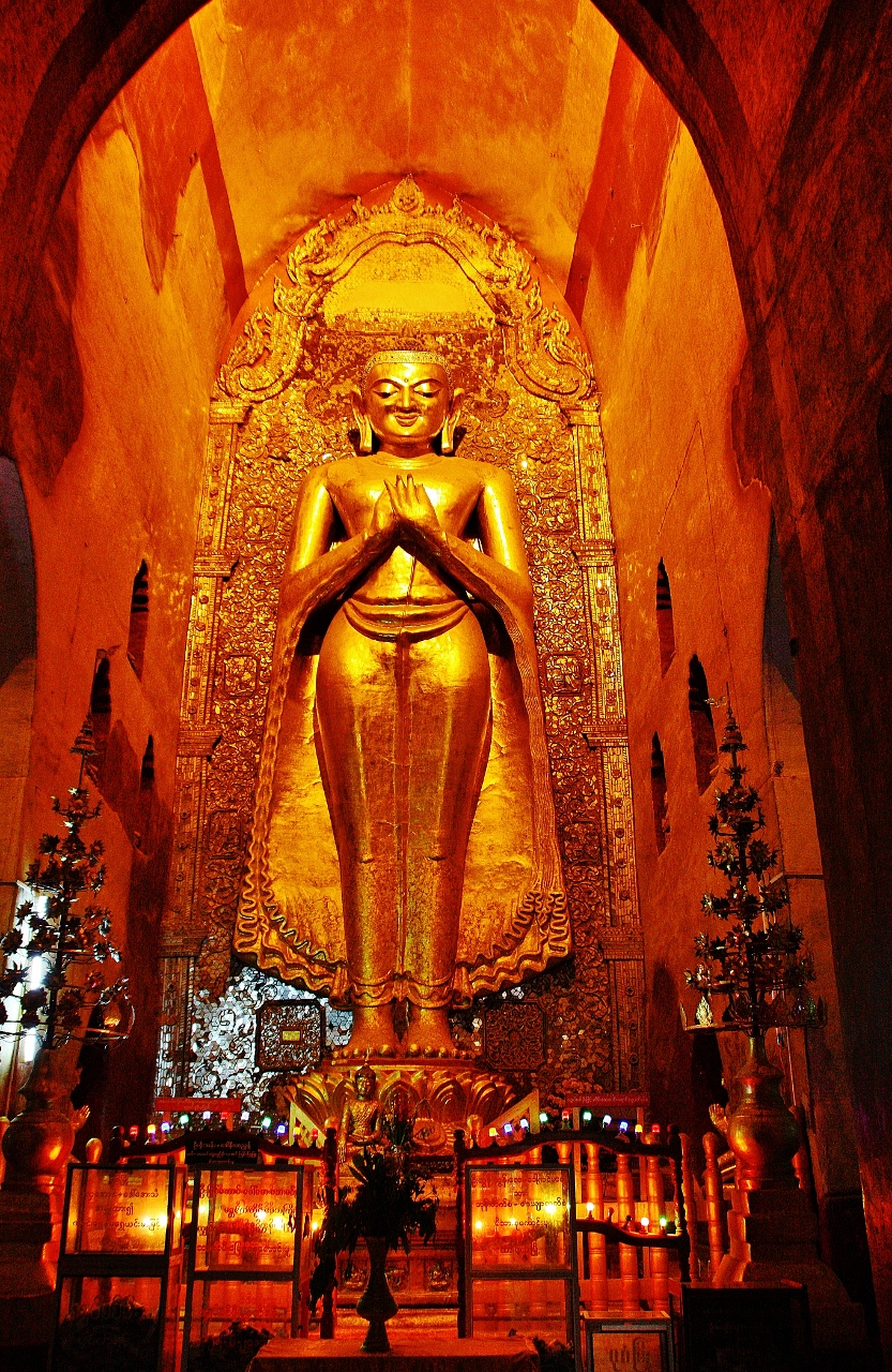 ミャンマーの金の仏像