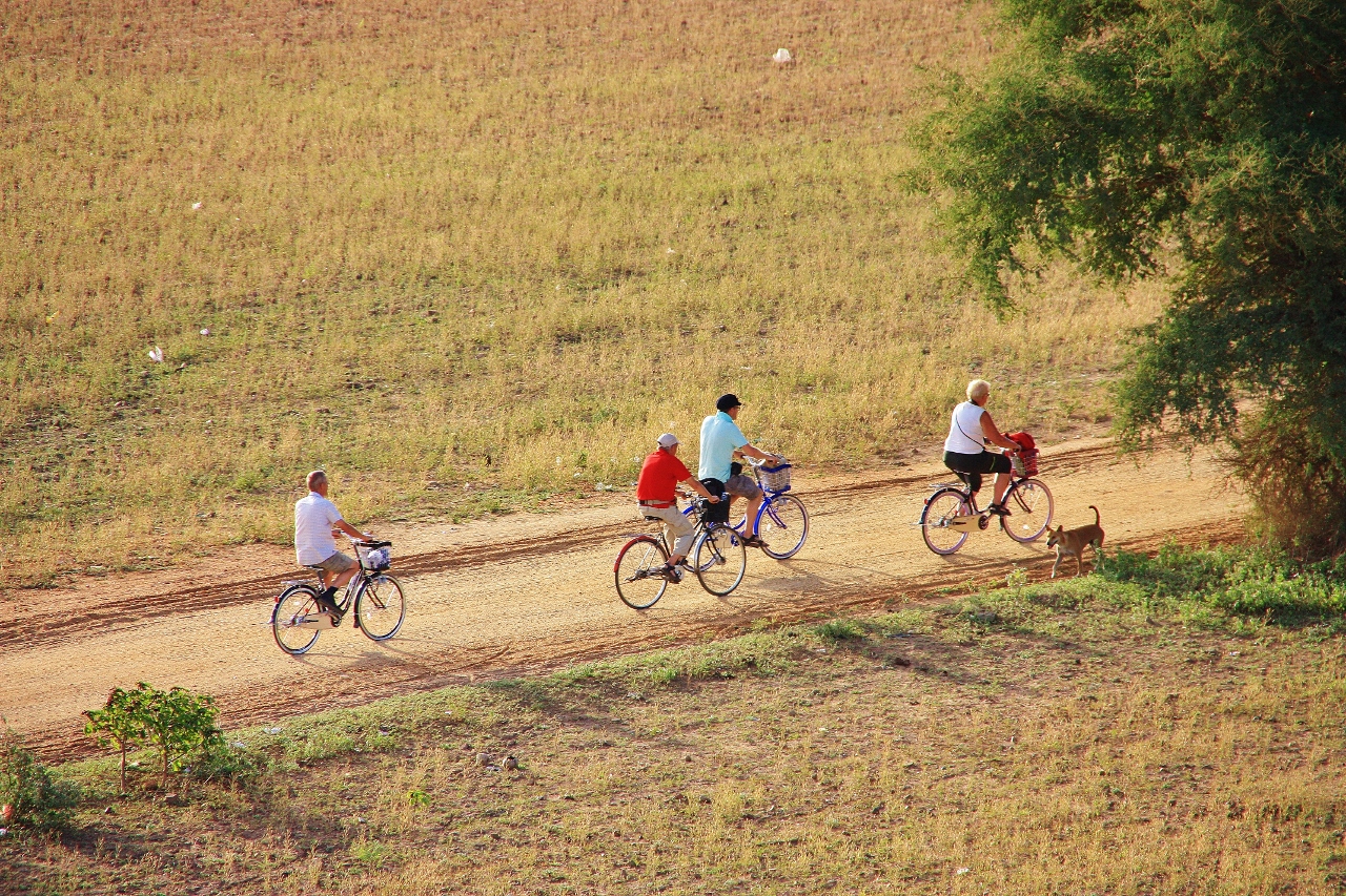 バガンを自転車で走る
