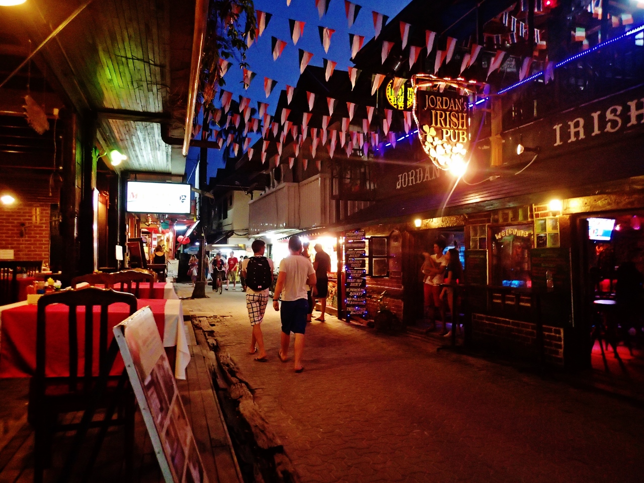 タイ　ピピ・ドン島　トンサイ村の夜の様子