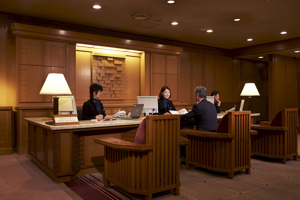 帝国ホテル東京のフロントスタッフ