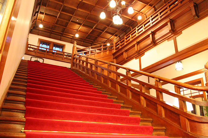 奈良ホテルの撮影スポット、赤絨毯敷きの大階段