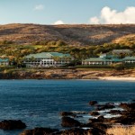 大自然の中、海を見下ろす高台に建つ白亜の高級リゾート「フォーシーズンズ・リゾート・ラナイ・アット・マネレ・ベイ」