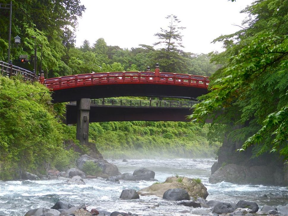 川面から仰ぎ見る神橋