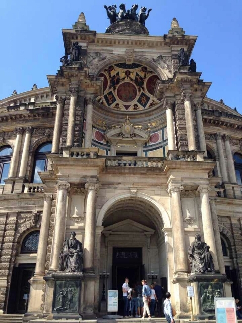 ゼンパーオーパーの外観アップ