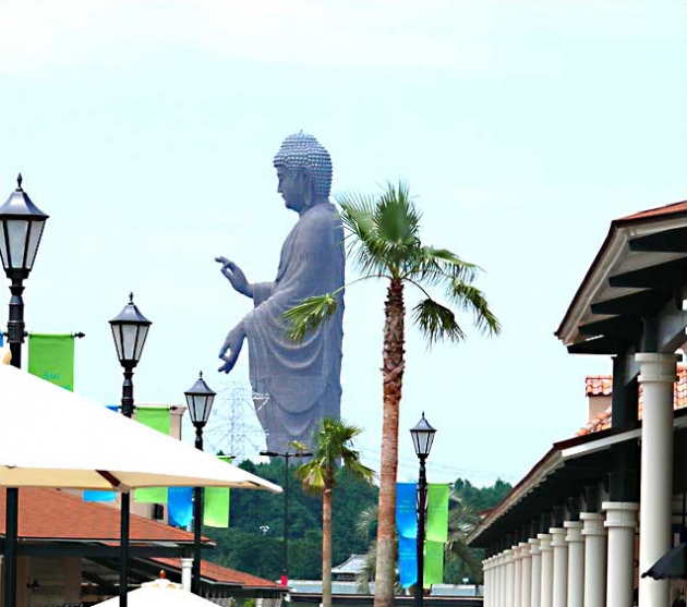 アウトレットから見た牛久大仏