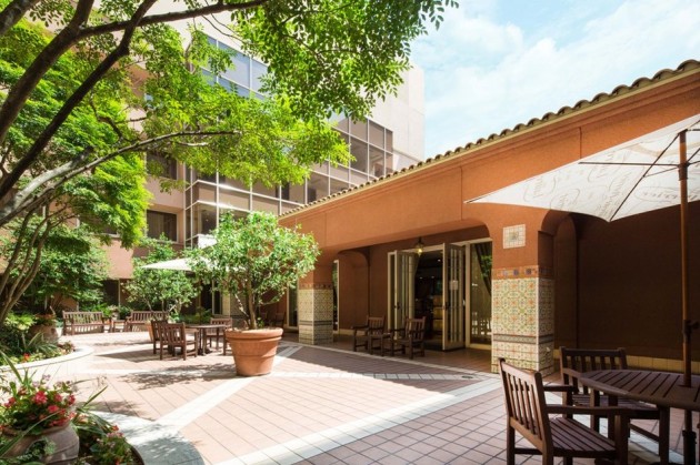 セレスティンホテルのパティオ