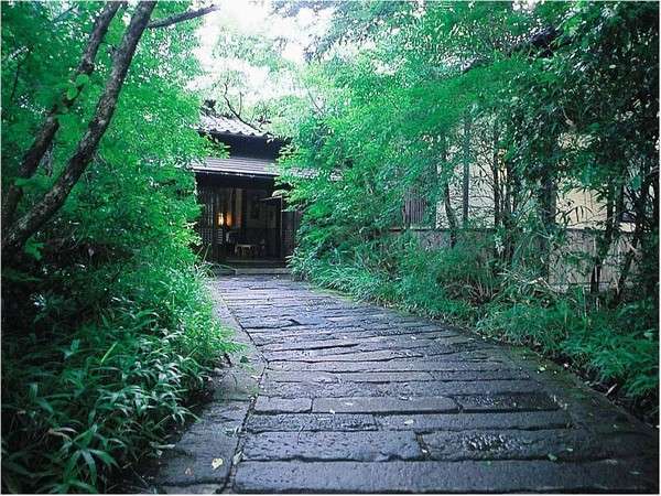 静寂な森の宿　山しのぶ