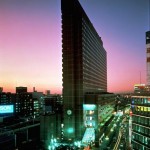 歌舞伎町に立つシックなレンガ色の「新宿プリンスホテル」