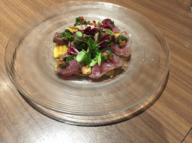 レクアトロスタジオーニお勧めの秋のスペシャリテ・戻り鰹のスモーク。秋ナスのマリネを添えたサラダ。