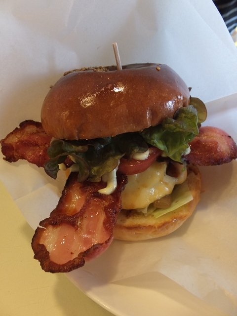 ビン　北谷　石垣牛ベーコンチーズバーガー