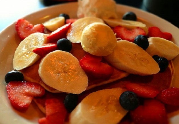 フルーツ盛りだくさんのパンケーキ