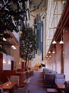 京王プラザホテル八王子のロビー