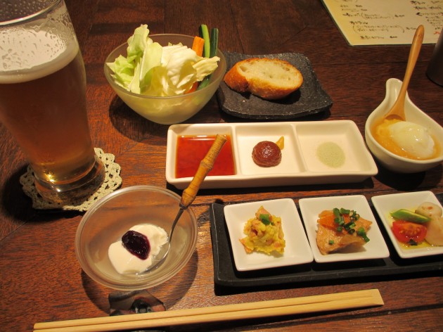 はんじゅくの突き出しと半熟卵