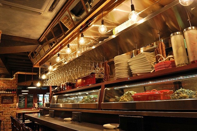 本場フランス仕込みの店内