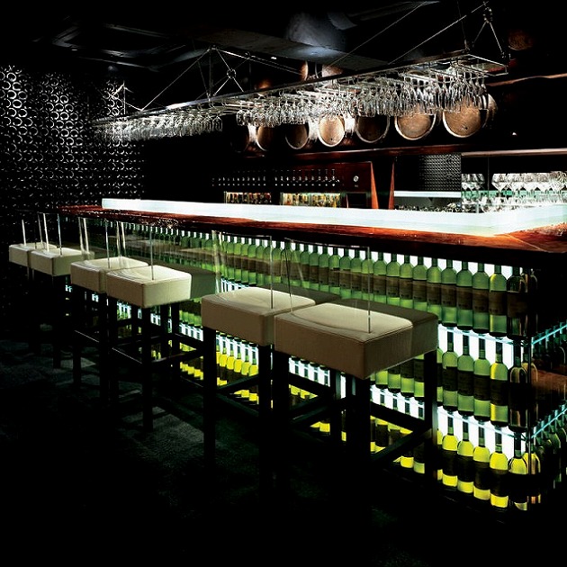 充実したワインと輝くグラス