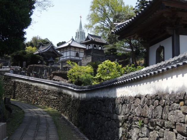 寺と教会の見える風景