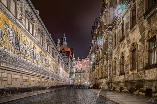 君主の行列夜景