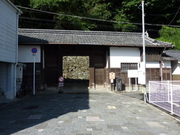  桑折氏武家長屋門