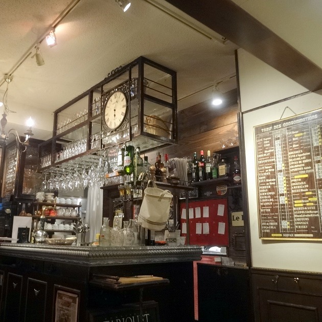 パリのビストロのようなインテリア