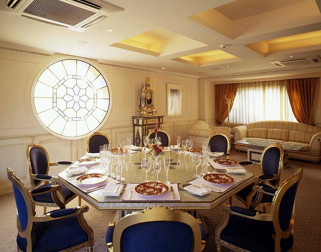 芸術に囲まれたテーブル