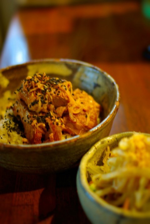 クワランカカフェの豚の角煮のせ高菜ごはん