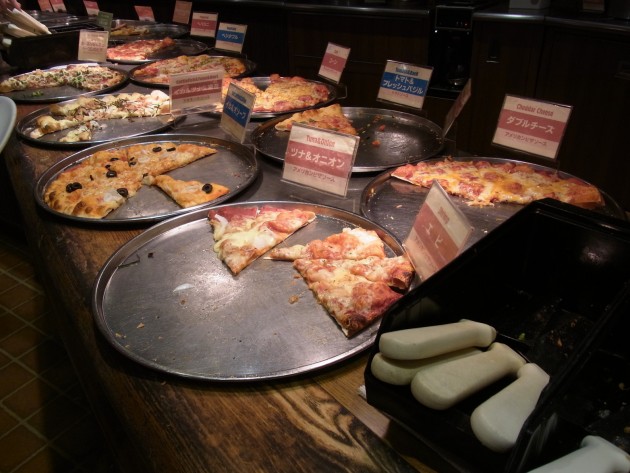 shakeys吉祥寺店のピザ