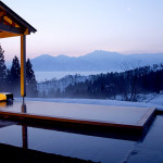 東京から1時間40分。絶景露天風呂とデザイン家具の宿「里山十帖」