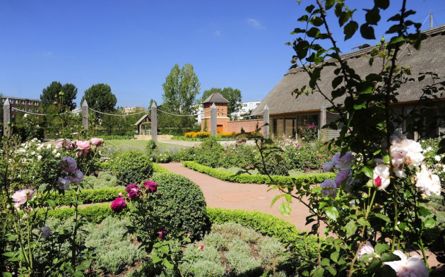 ACHTUNG: Keine Weitergabe an DRITTE vor Veröffentlichung des IGA-Buches im März/April 2017!!!!! Das Gelände der IGA 2017 (Internationale Garten-Ausstellung) in der Gärten der Welt und dem Kienbergpark mit Wuhleteich in Berlin-Marzahn, aufgenommen am 24. August 2016. Im Bild: Der Englische Landschaftsgarten mit Cottage. Foto: Kitty Kleist-Heinrich